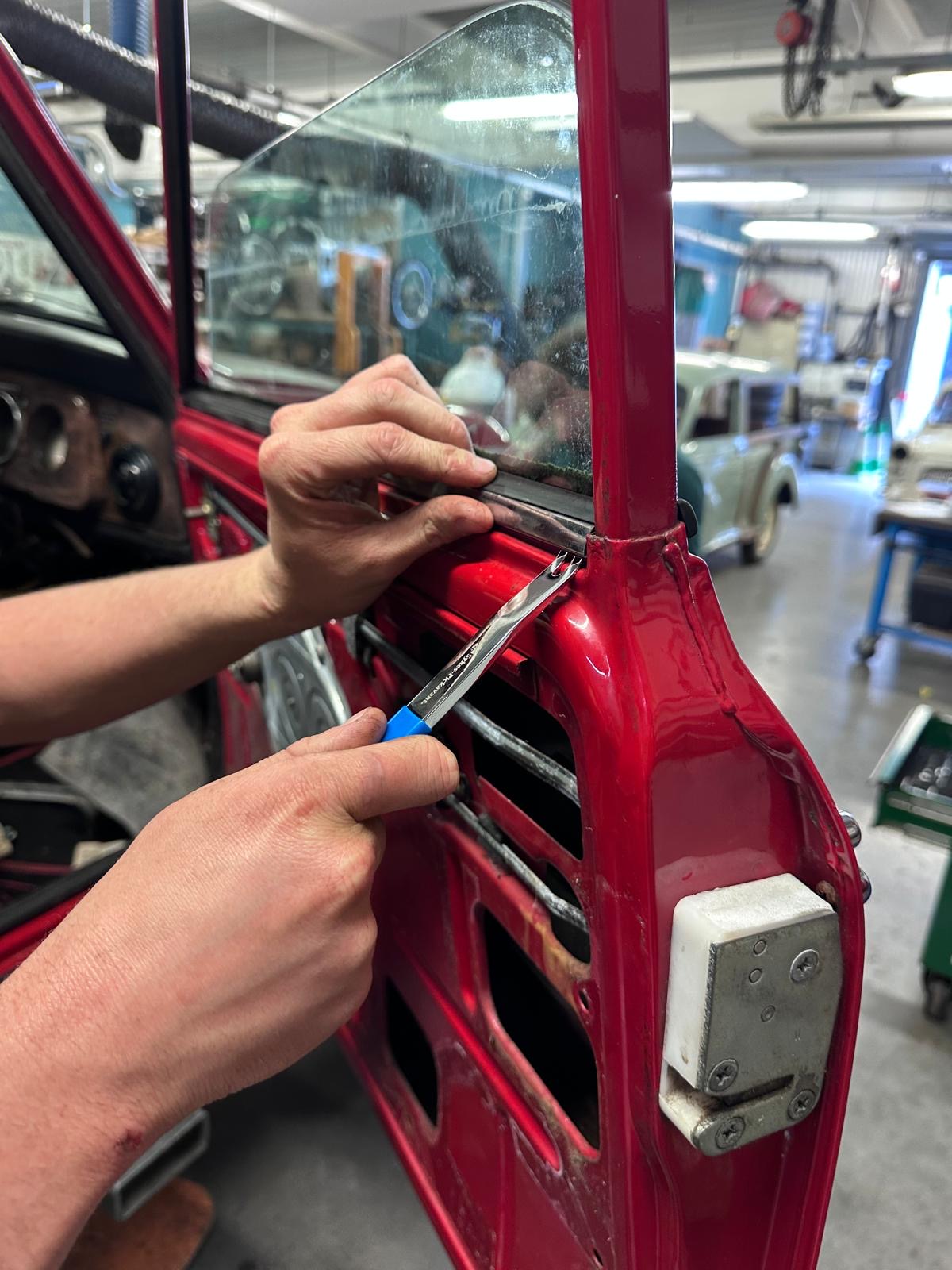 Mastering Trim Removal with the 04625000 Trim Clip Lifter Set (5pc)